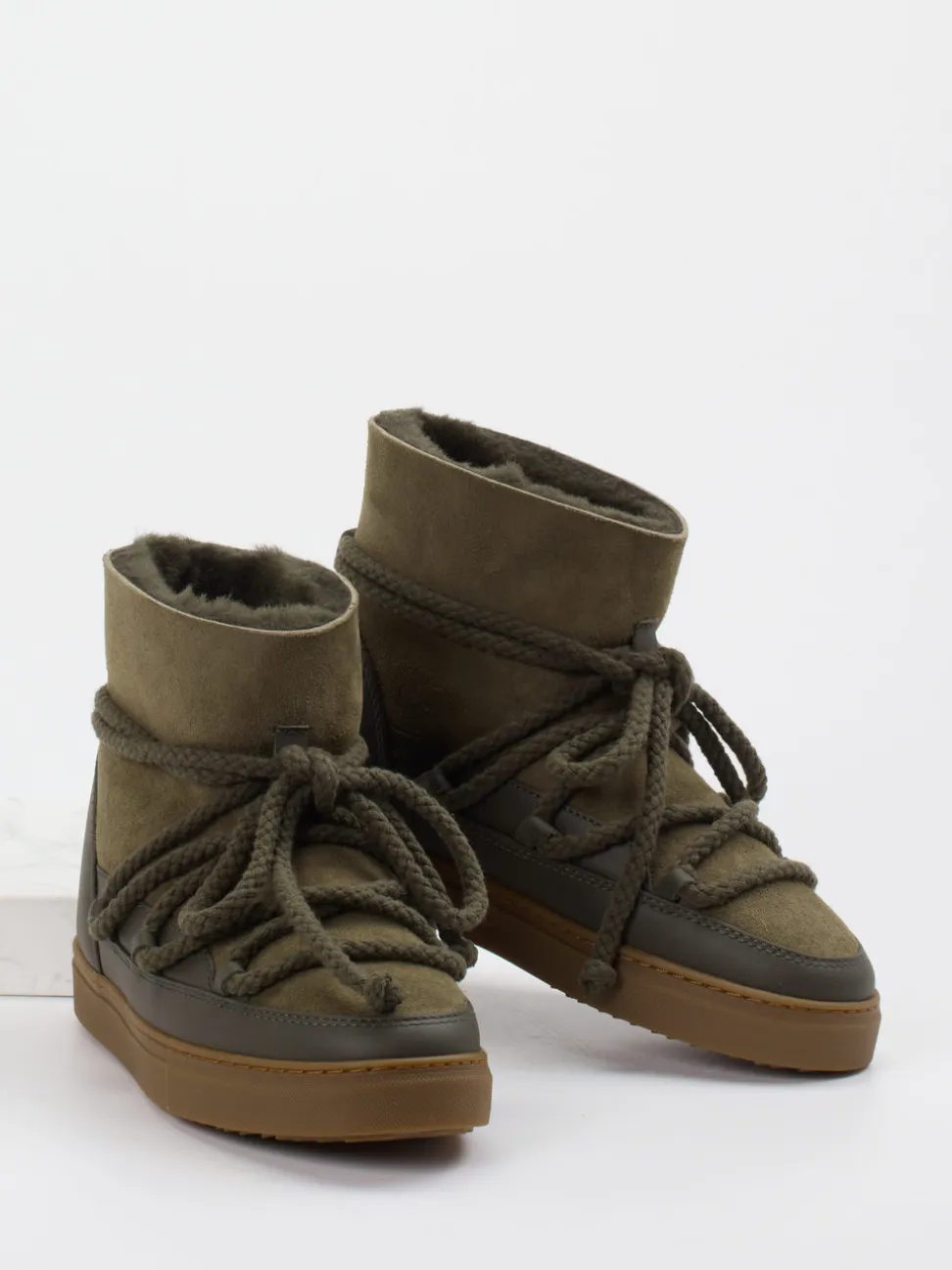 Inuikii – Stiefeletten aus Veloursleder Olivgrün