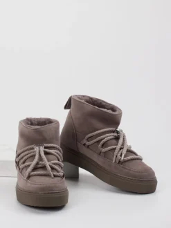 Inuikii – Stiefeletten aus Veloursleder taupe