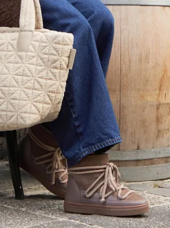 Inuikii – Stiefeletten aus Veloursleder in Taupe