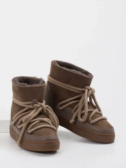 Inuikii – Stiefeletten aus Veloursleder in Taupe