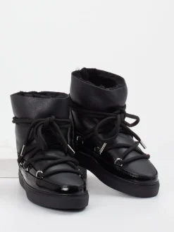 Inuikii – Stiefeletten aus Kalbleder und Lackleder schwarz