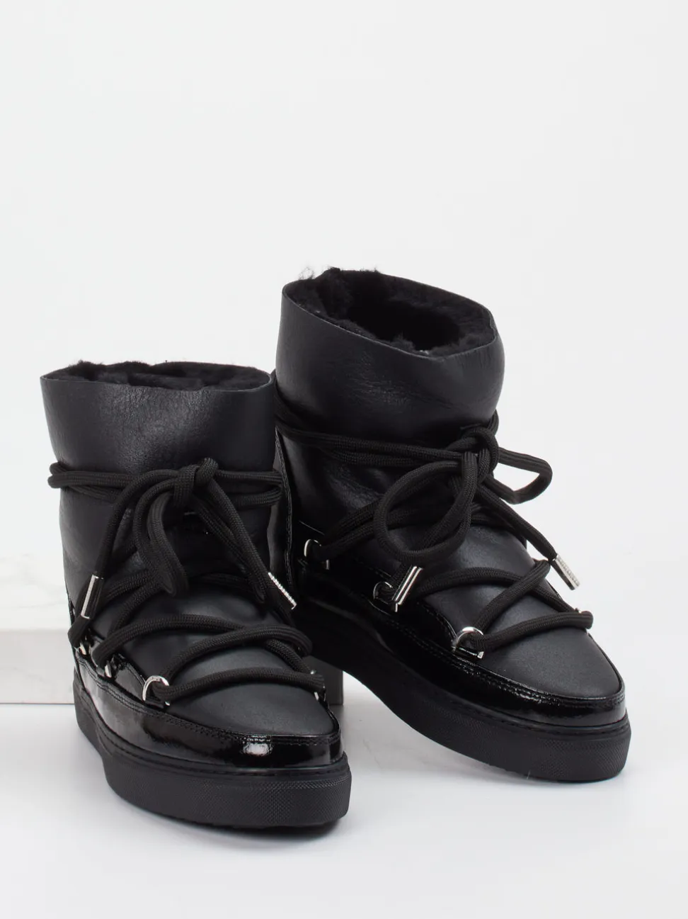 Inuikii – Stiefeletten aus Kalbleder und Lackleder schwarz