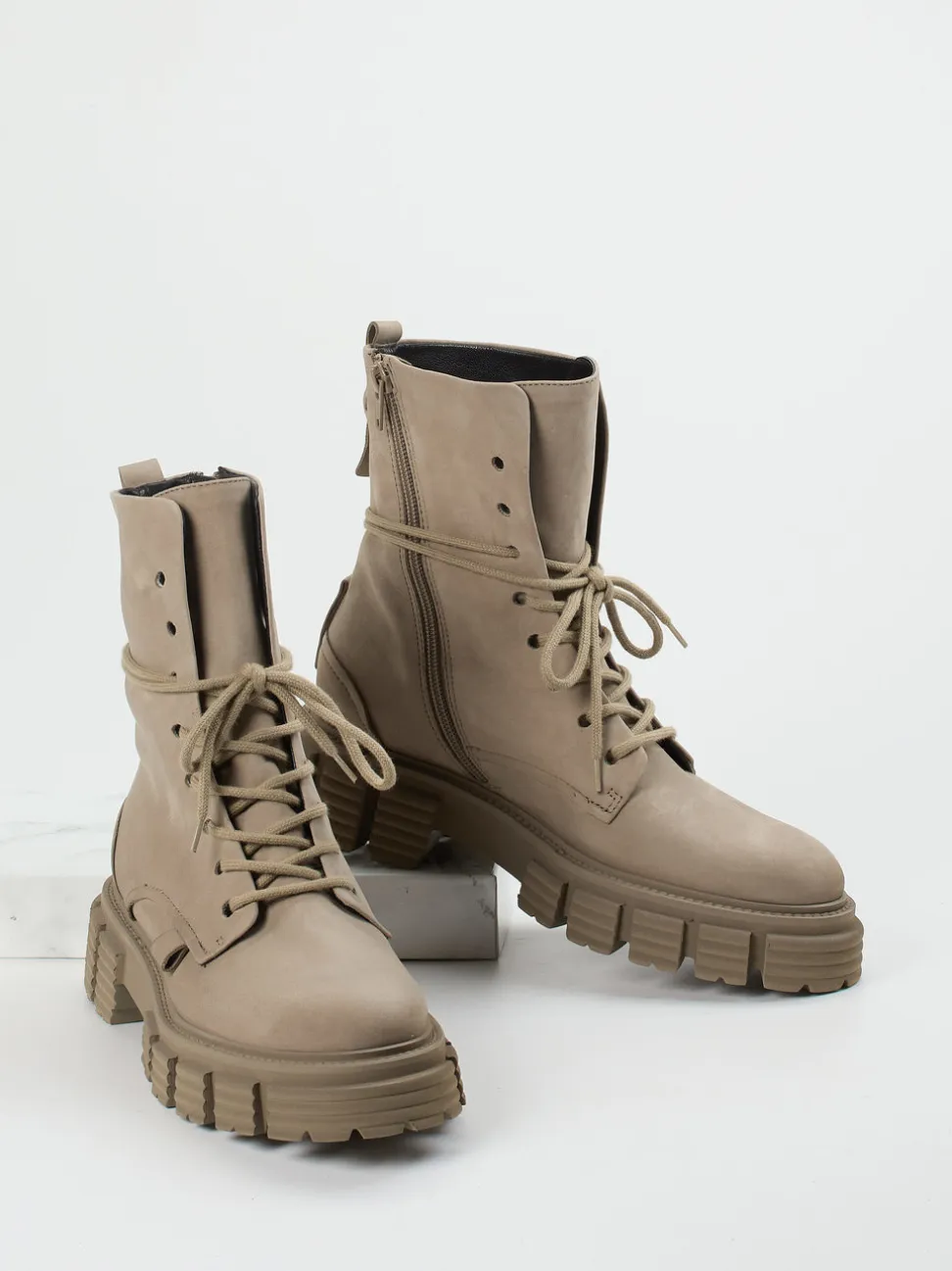 Kennel & Schmenger – Schnürboots aus Nubukleder Steingrau