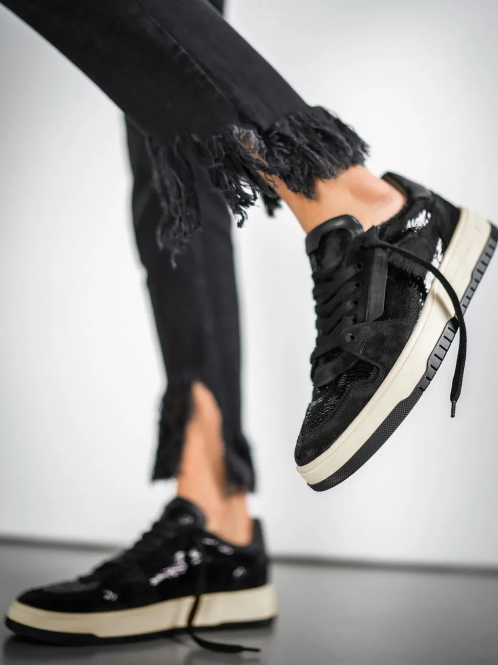 Kennel & Schmenger – Sneaker aus Veloursleder Schwarz