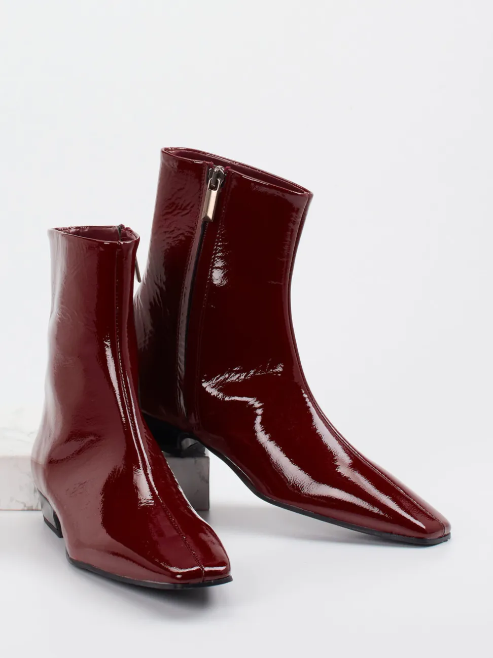 Konstantin Starke – Ankle Boots aus Lackleder Bordeaux