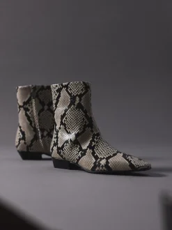 Konstantin Starke – Ankle Boots aus geprägtem Leder Beige
