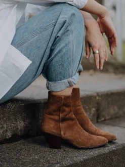 Konstantin Starke – Ankle Boots aus Veloursleder cognac