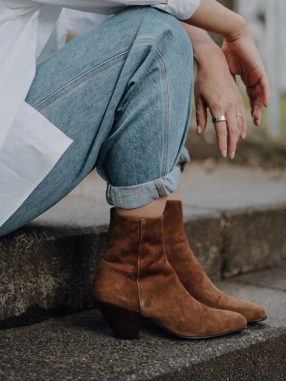 Konstantin Starke – Ankle Boots aus Veloursleder cognac