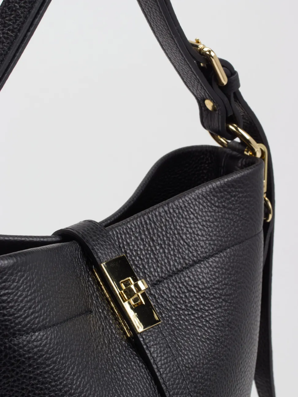Konstantin Starke – Bucket Bag aus Kalbleder Schwarz