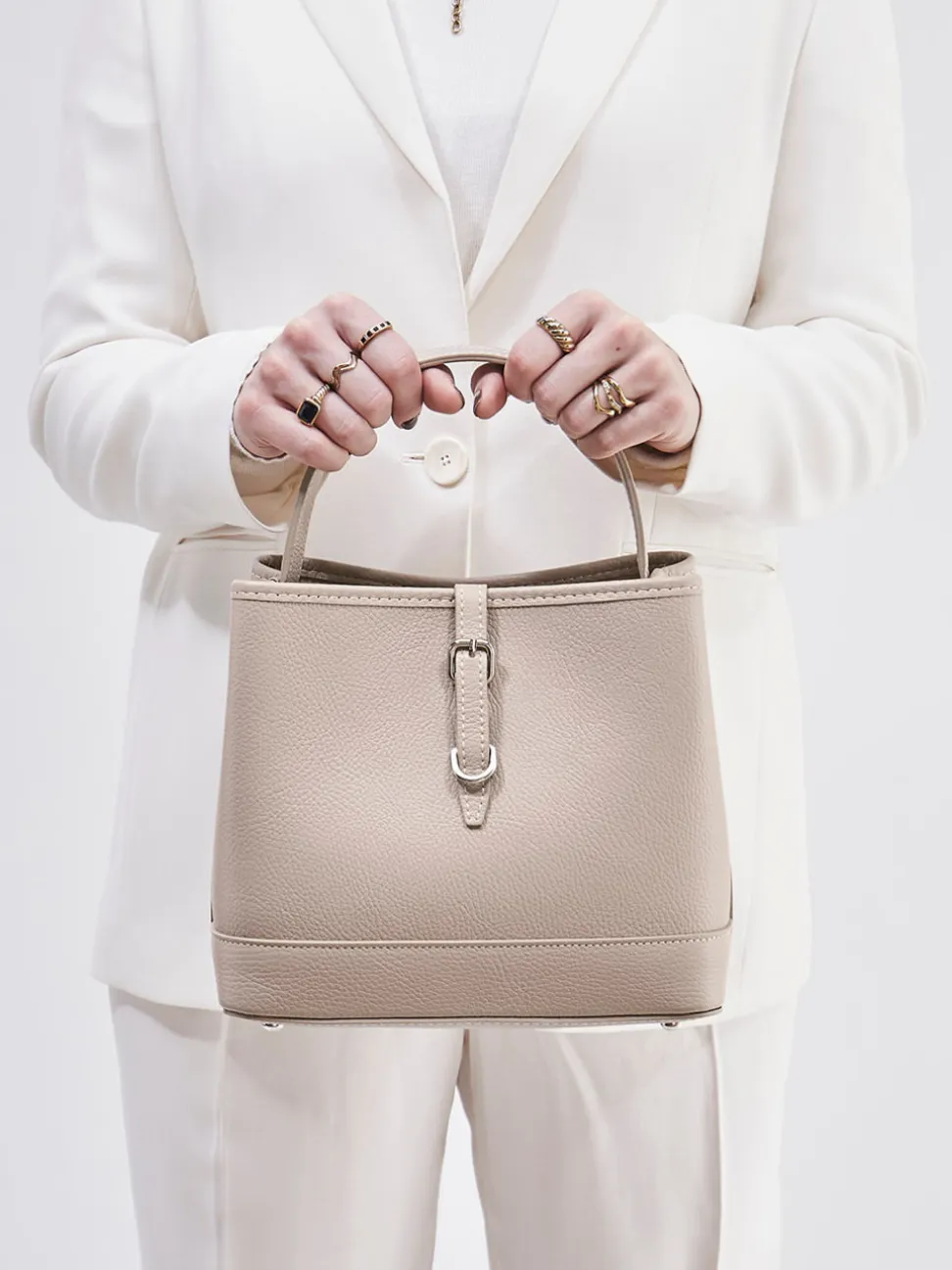 Konstantin Starke – Bucket Bag aus Kalbleder Beigegrau