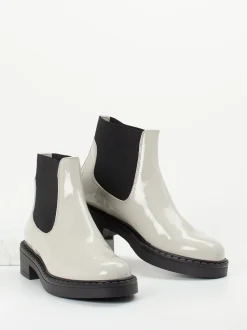 Konstantin Starke – Chelsea Boots aus Lackleder cremegrau