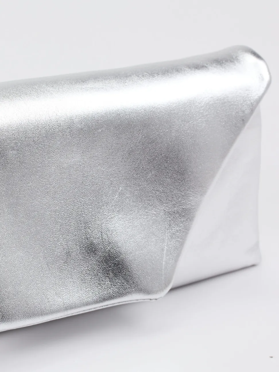 Konstantin Starke – Clutch aus Leder silberfarben