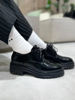 Konstantin Starke – Derby-Schnürschuh aus Lackleder Schwarz