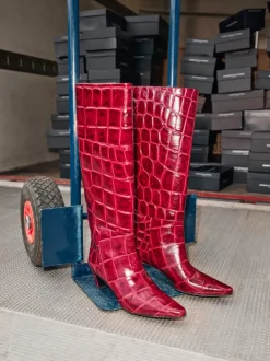 Konstantin Starke – Kniehohe Stiefel aus geprägtem Leder Bordeaux
