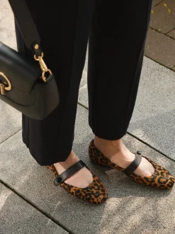 Konstantin Starke – Mary Janes aus Kalbleder mit Leoprint