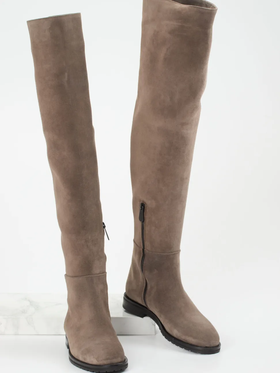 Konstantin Starke – Overknee-Stiefel aus Veloursleder taupe