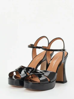 Konstantin Starke – Plateau-Sandalette aus Lackleder Schwarz