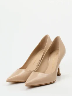 Konstantin Starke – Pumps aus Hochglanzleder in Beige