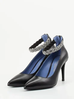 Konstantin Starke – Pumps aus Kalbleder mit Strassriemen