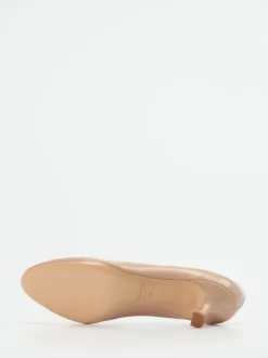 Konstantin Starke – Pumps aus Hochglanzleder in Nude