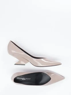 Konstantin Starke – Pumps aus Lackleder Rosébeige