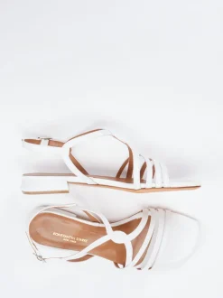 Konstantin Starke – Riemchensandale aus Lackleder Weiß