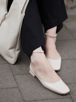 Konstantin Starke – Riemchen-Ballerinas aus Lackleder beige