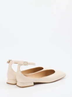 Konstantin Starke – Riemchen-Ballerinas aus Lackleder beige