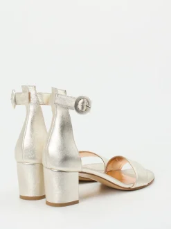 Konstantin Starke – Sandalen aus Metallicleder champagner
