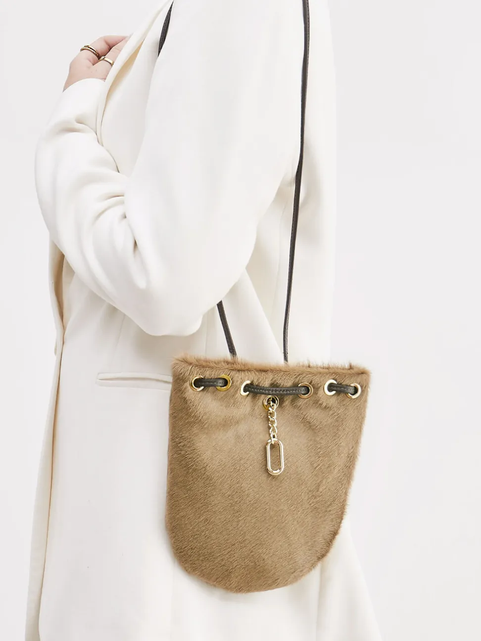 Konstantin Starke – Schultertasche aus Fell hellbraun