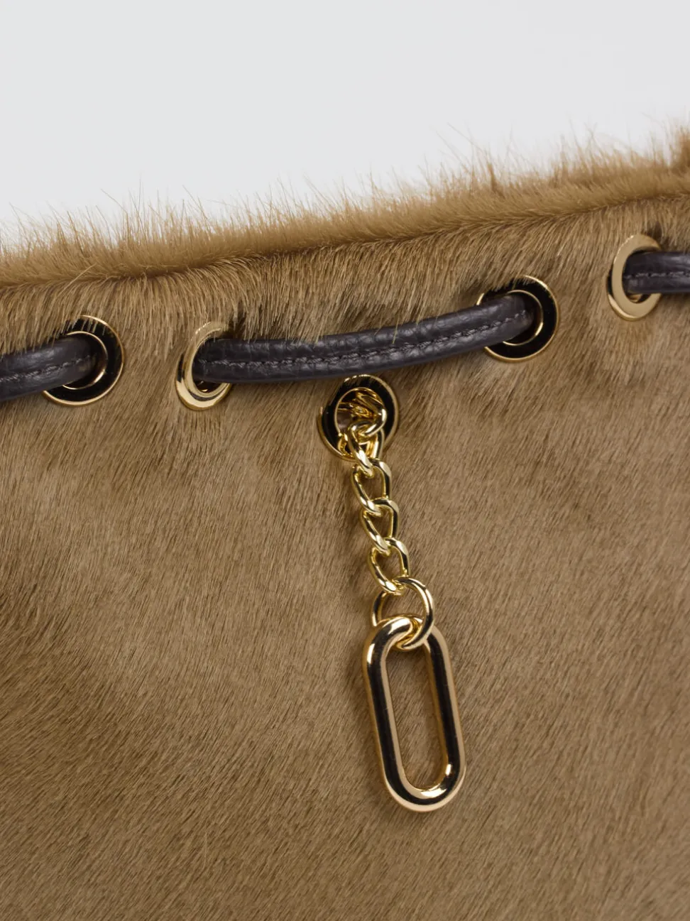 Konstantin Starke – Schultertasche aus Fell hellbraun