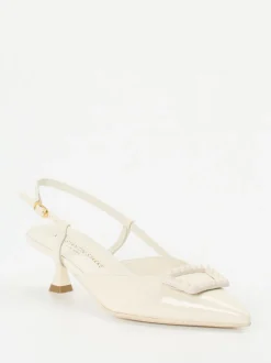 Konstantin Starke – Slingback-Pumps aus Lackleder cremeweiß