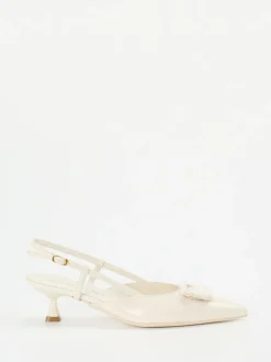 Konstantin Starke – Slingback-Pumps aus Lackleder cremeweiß