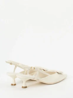 Konstantin Starke – Slingback-Pumps aus Lackleder cremeweiß