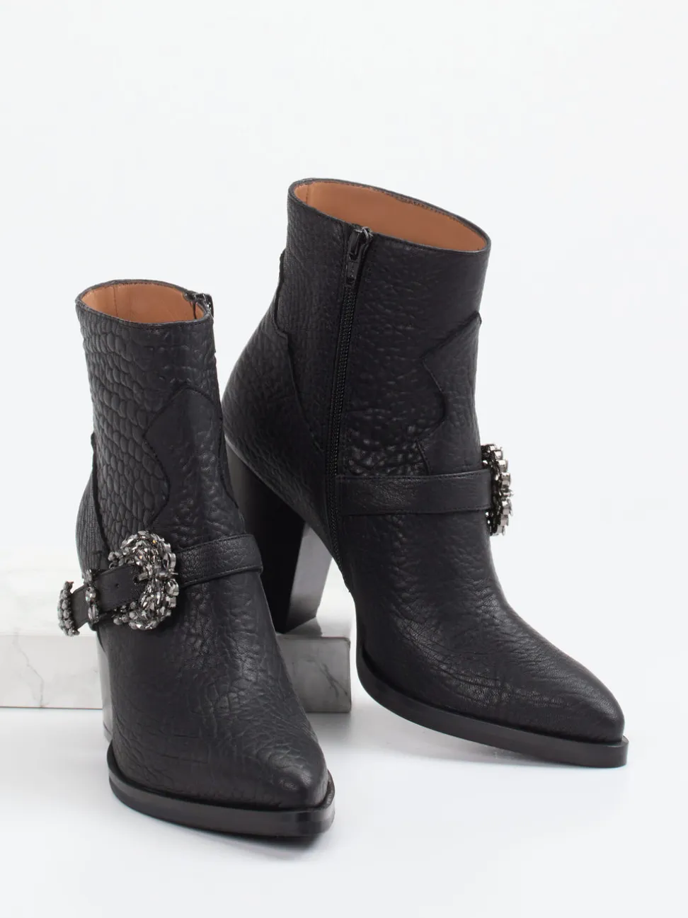Konstantin Starke – Stiefelette aus geprägtem Leder schwarz