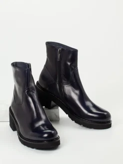 Konstantin Starke – Stiefelette aus Lammleder Tintenblau