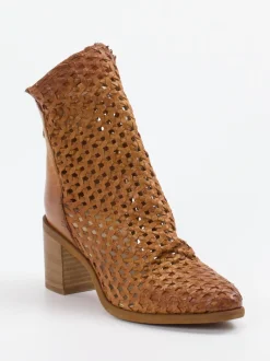 Konstantin Starke – Stiefelette aus Flechtleder cognac