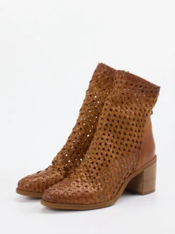 Konstantin Starke – Stiefelette aus Flechtleder cognac