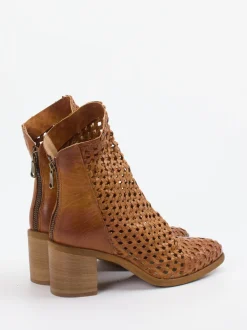 Konstantin Starke – Stiefelette aus Flechtleder cognac