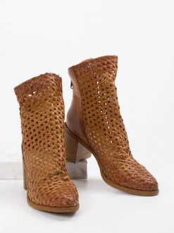 Konstantin Starke – Stiefelette aus Flechtleder cognac