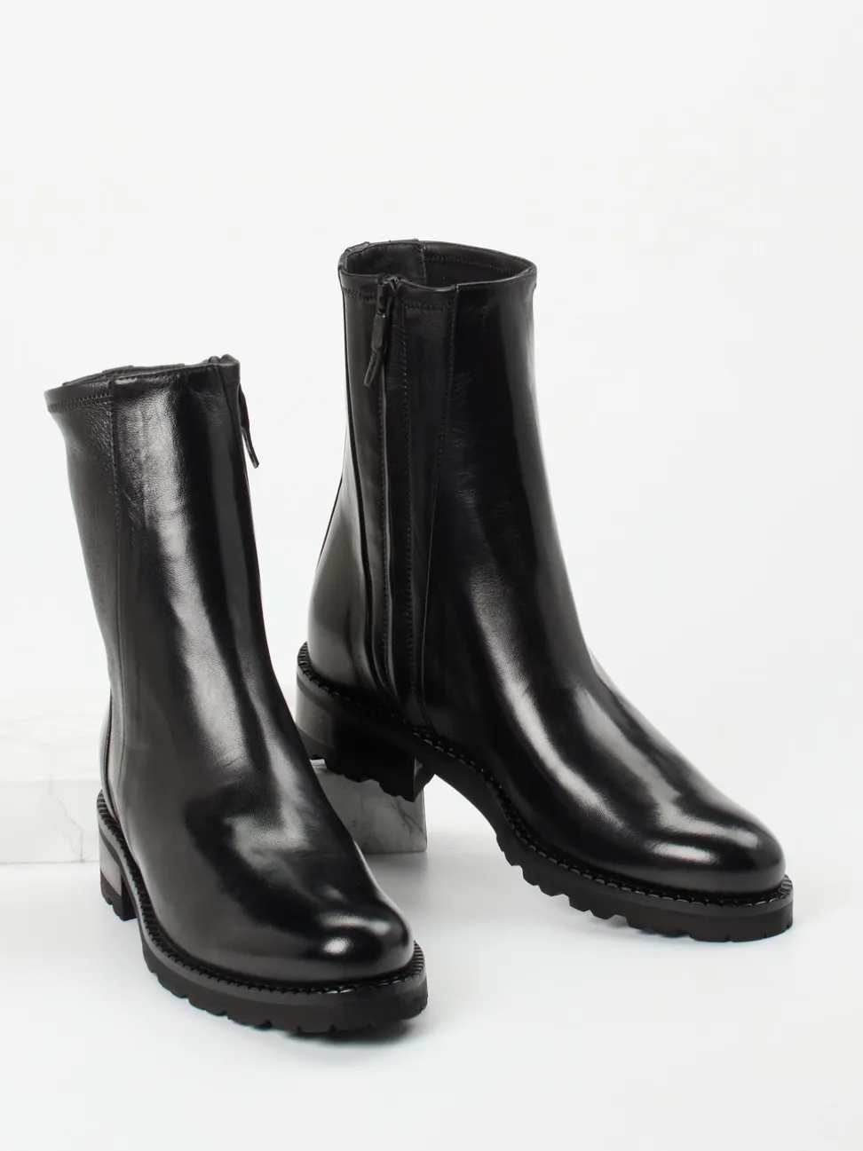 Konstantin Starke – Stiefelette aus Lammleder schwarz