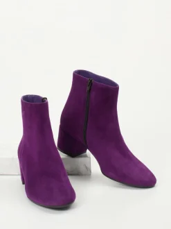 Konstantin Starke – Stiefelette aus Veloursleder Violett