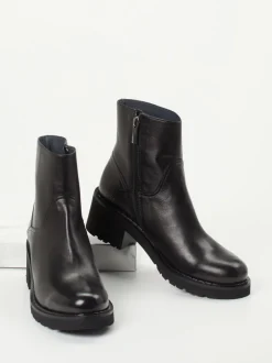 Konstantin Starke – Stiefelette aus Lammleder Schwarz