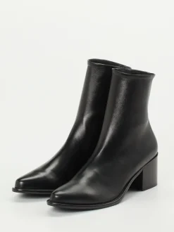 Konstantin Starke – Stiefelette aus Lammleder Schwarz