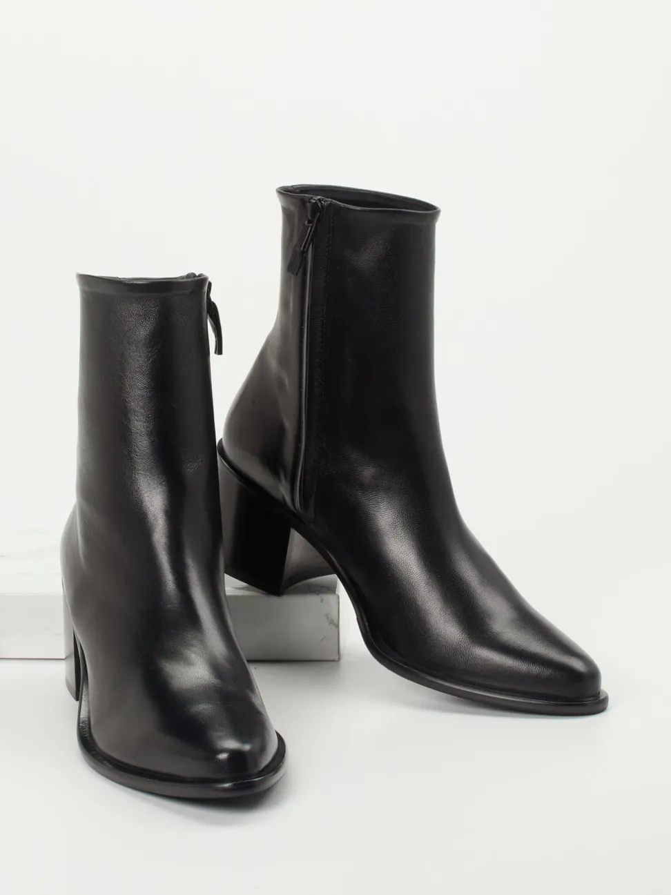Konstantin Starke – Stiefelette aus Lammleder Schwarz