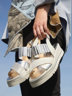 Mannori – Plateau-Sandalen aus Metallicleder Offwhite