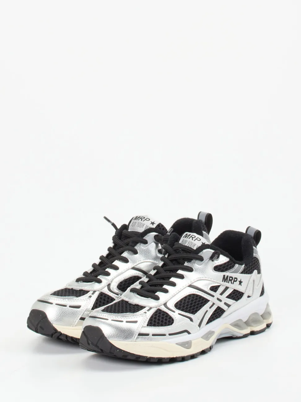 MRP – Low-Top Sneaker aus Metallic-Mesh silber