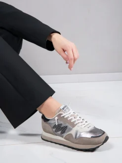MRP – Sneaker aus Metallicleder und Velours beige
