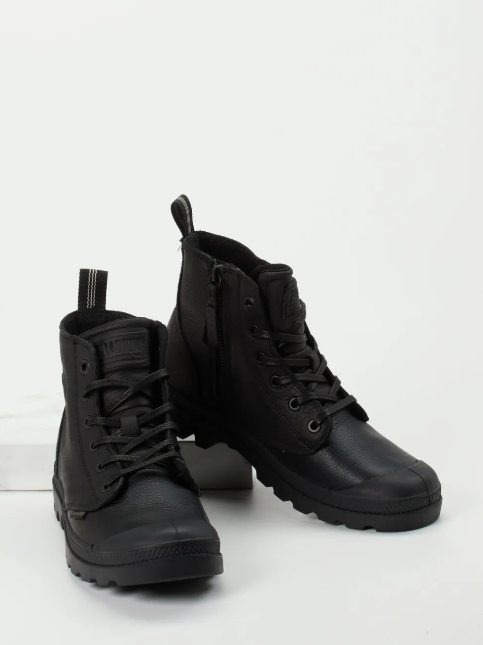 Palladium – Schnürboots aus Fettleder Schwarz