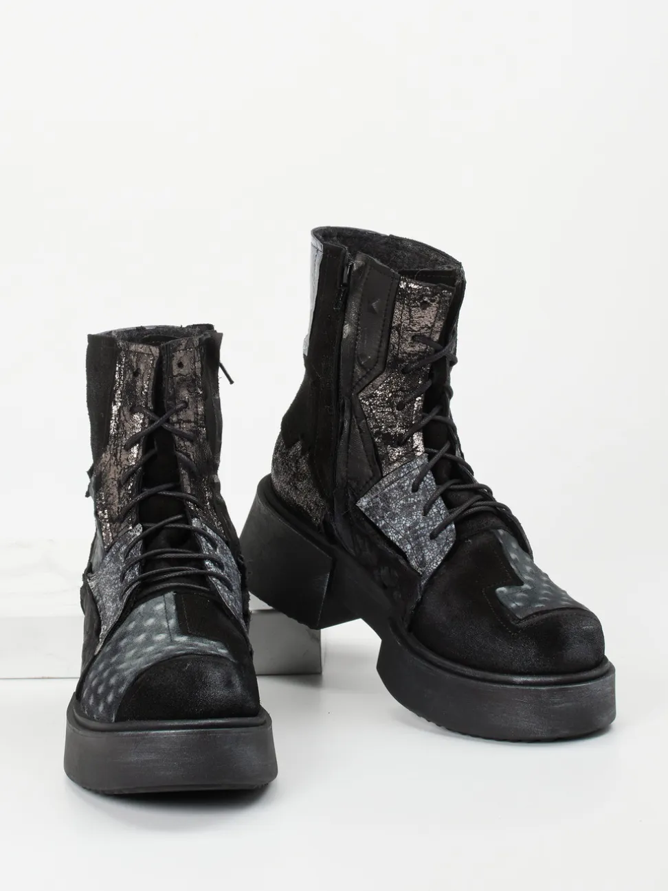 Papucei – Schnürstiefelette aus Veloursleder Schwarz